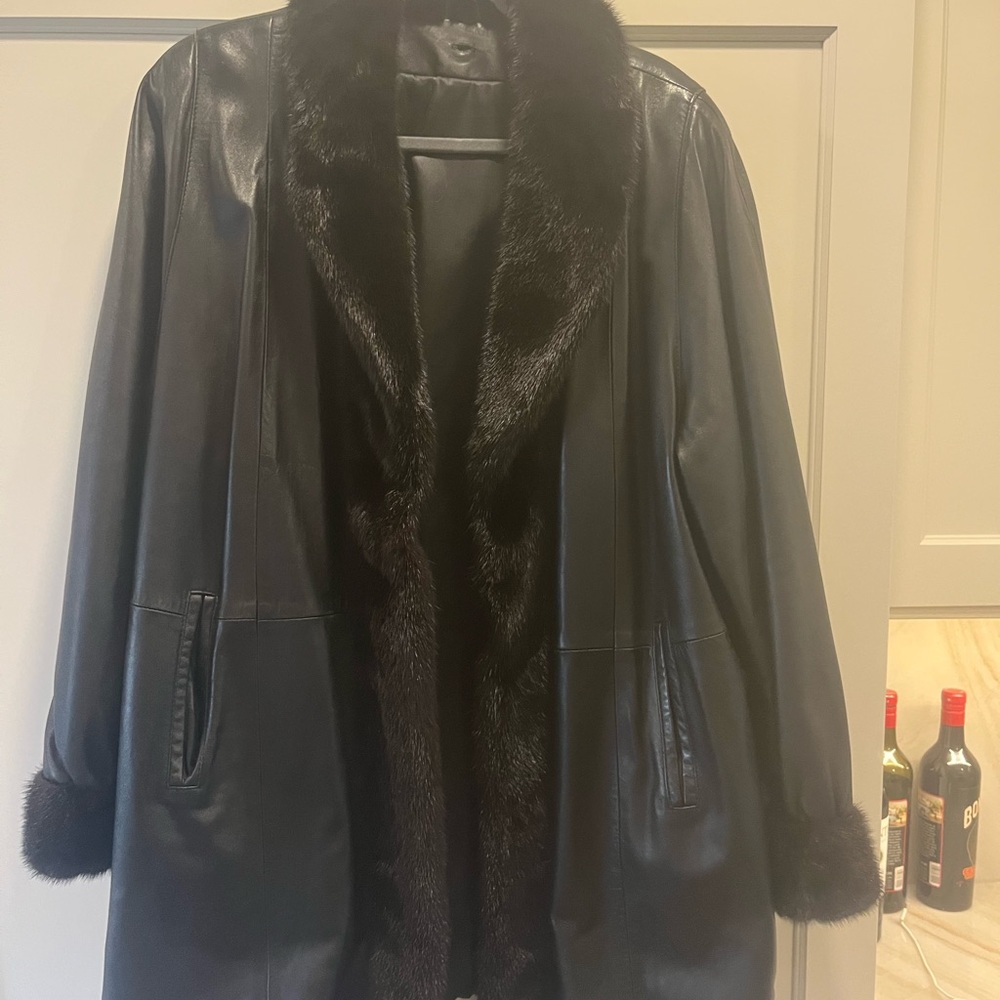 Elegant Black Leather Jacket with Fur Trim